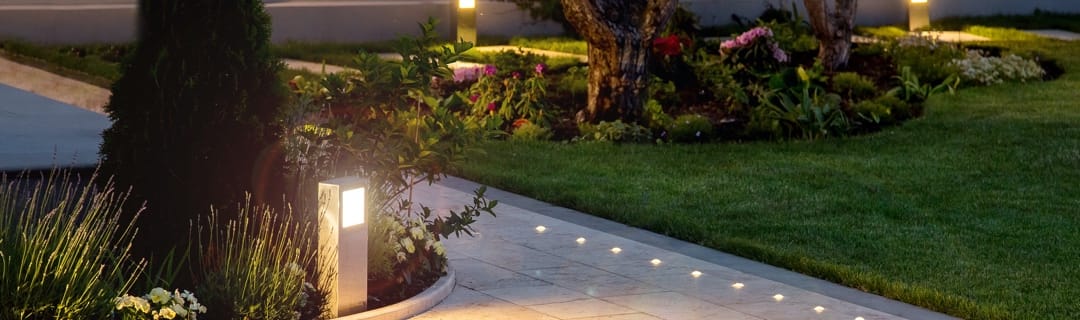 Un chemin lumineux et des lampadaires pour votre jardin Un chemin lumineux et des lampadaires pour votre jardin